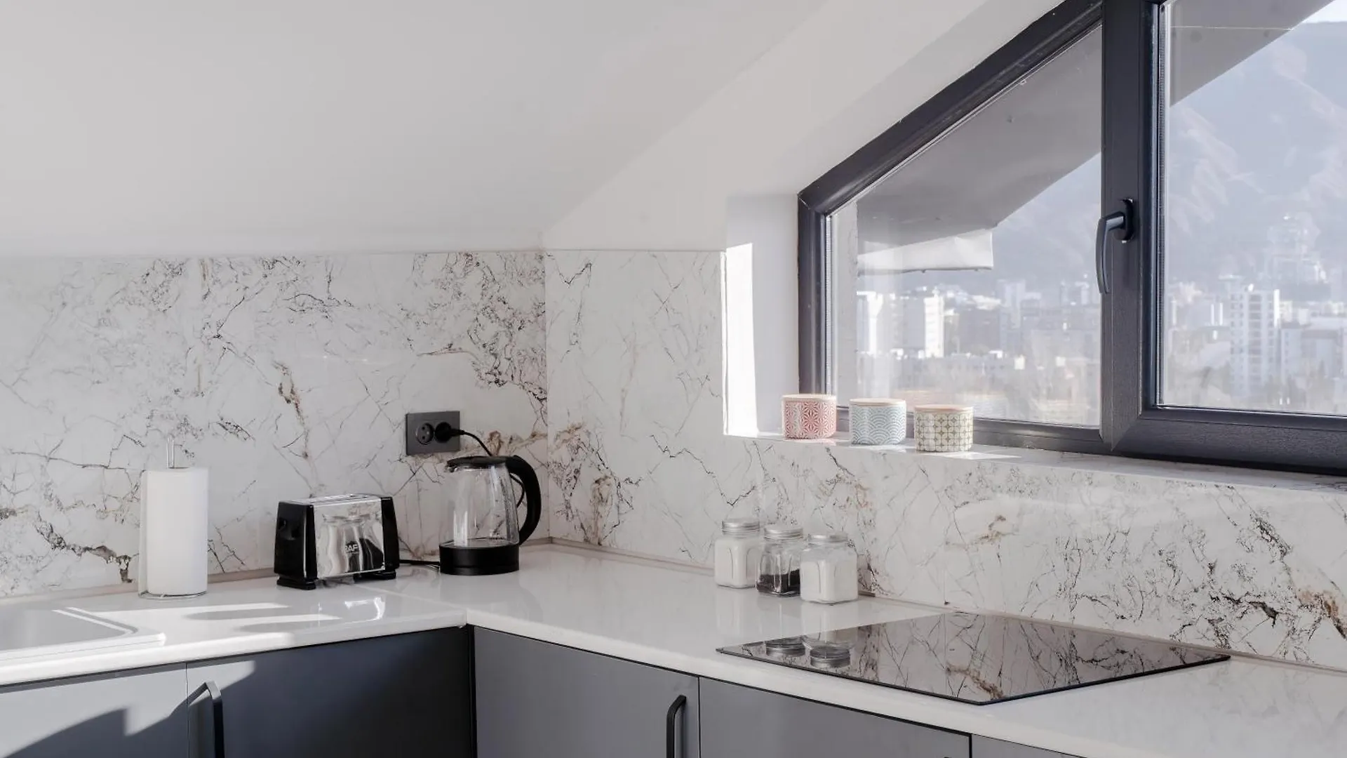 아파트 Niabi 3Bdr Mansard With City View 트빌리시