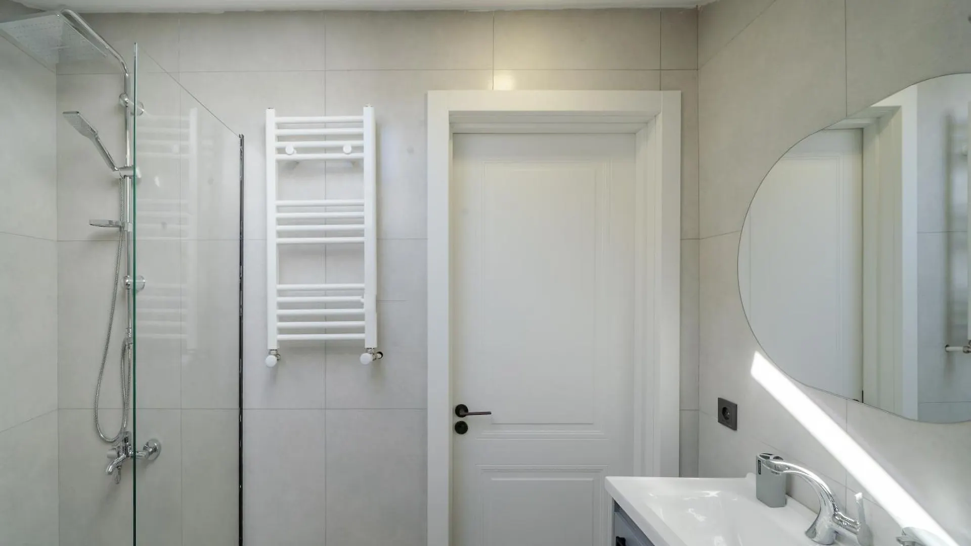 Niabi 3Bdr Mansard With City View 트빌리시 조지아