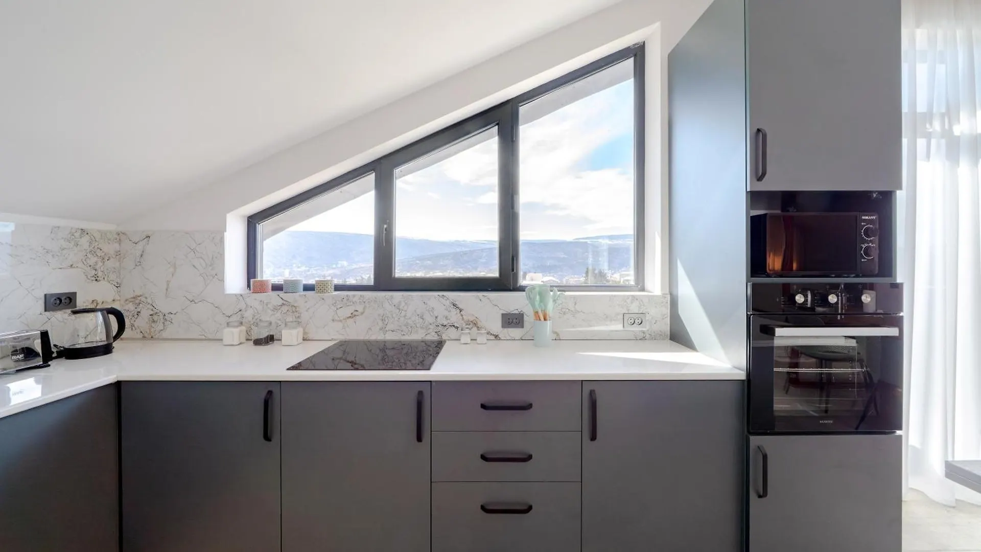 Niabi 3Bdr Mansard With City View 트빌리시