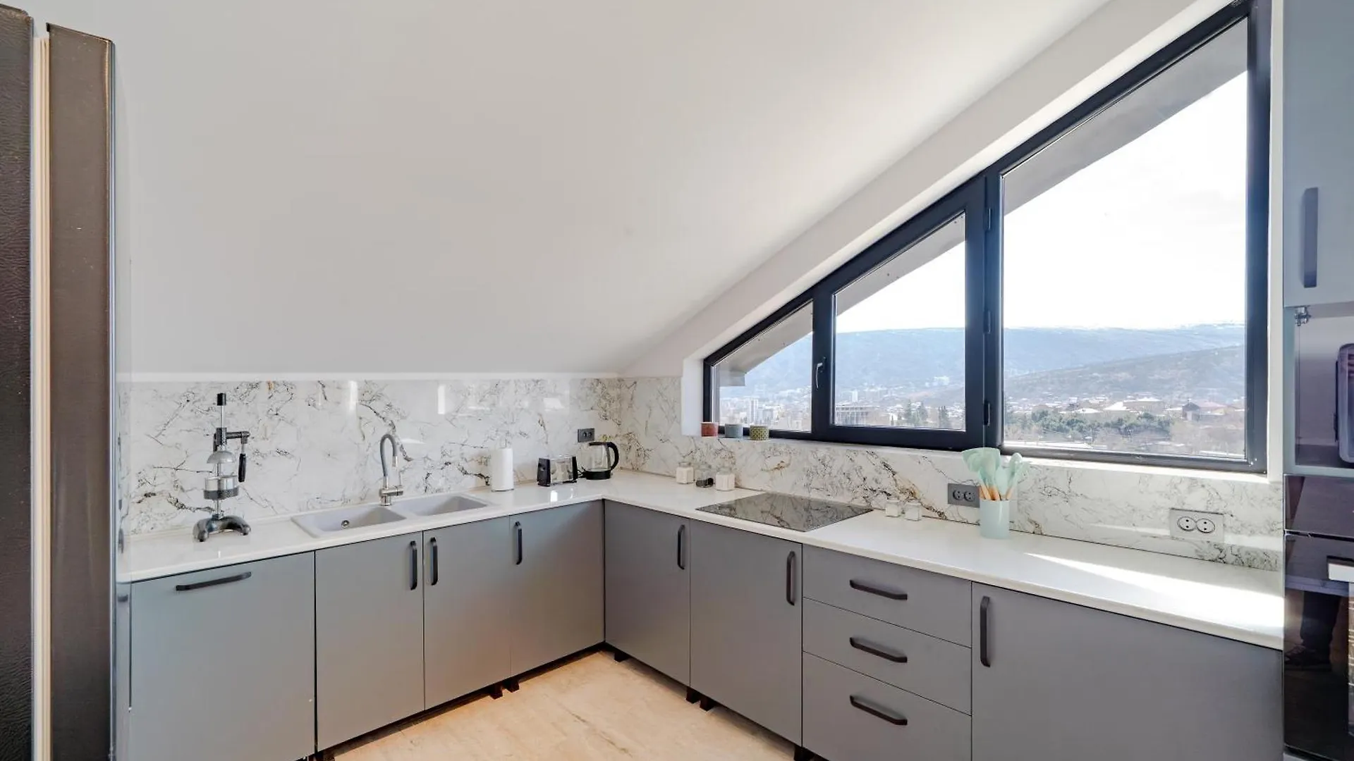 Apartamento Niabi 3Bdr Mansard With City View Tiflis Georgia